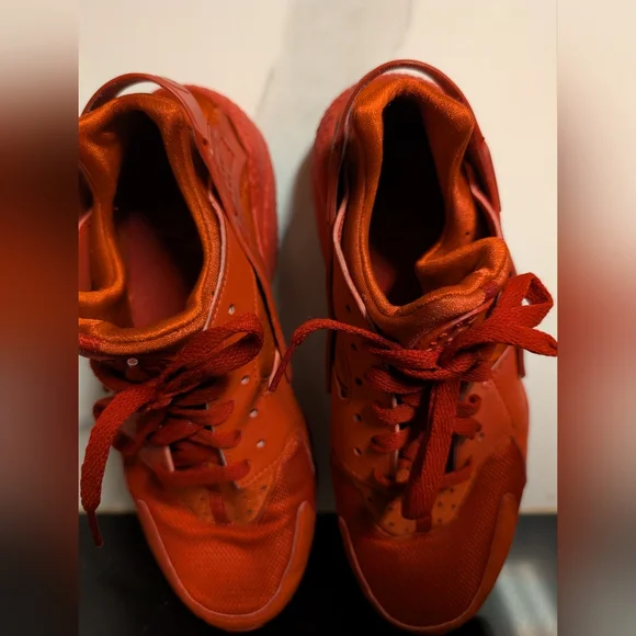 Nike Women's Air Huarache Run Sneakers Triple Red Sneakers Size 10 MSRP $120 - Picture 7 of 9